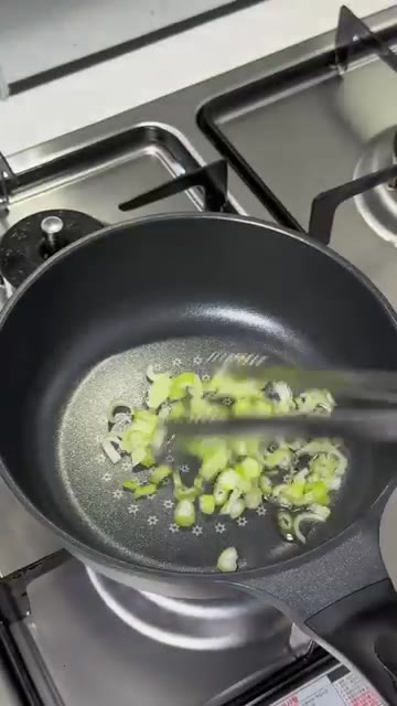 팬에 기름을 두르고 대파 반 대와 찌개용 돼지고기를 넣고 볶아줍니다. — 밥 두 공기 순삭하는 애호박찌개 레시피