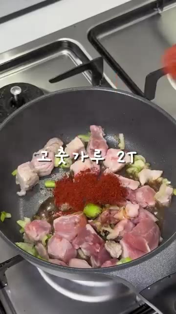 간장 1T와 고춧가루 2T를 넣고 재료가 살짝 익을 때까지 볶아줍니다. — 밥 두 공기 순삭하는 애호박찌개 레시피
