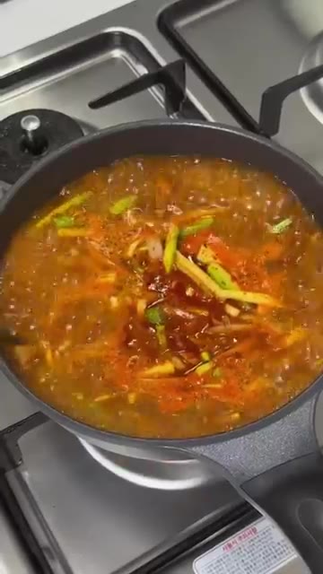 청양고추 1개를 썰어 넣고 후추와 소금을 넣어 간을 맞춰줍니다. — 밥 두 공기 순삭하는 애호박찌개 레시피