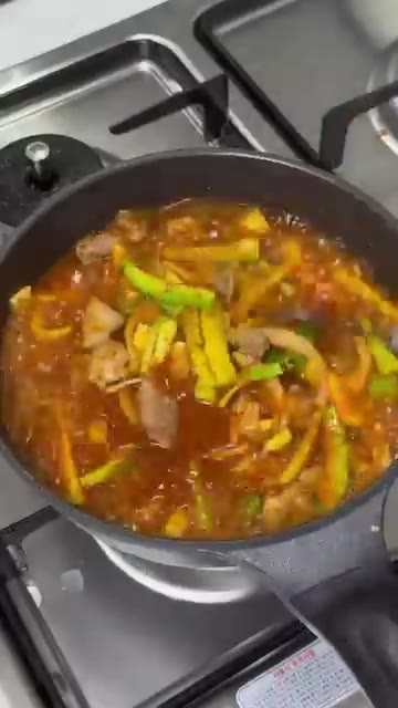 모든 재료가 잘 어우러지도록 저어주며 한소끔 더 끓여줍니다. — 밥 두 공기 순삭하는 애호박찌개 레시피