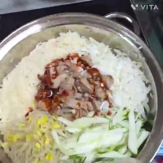 큰 볼에 삶은 소면, 채 썬 양배추, 오이, 콩나물, 데친 골뱅이를… — 매콤한 골뱅이 무침 레시피