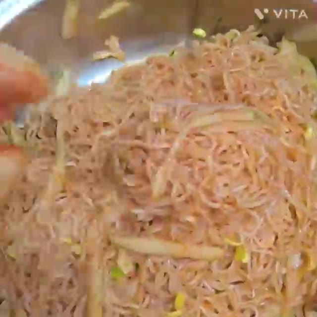 준비한 재료에 배홍동 비빔면 소스를 넣고 맛있게 버무려줍니다. — 매콤한 골뱅이 무침 레시피