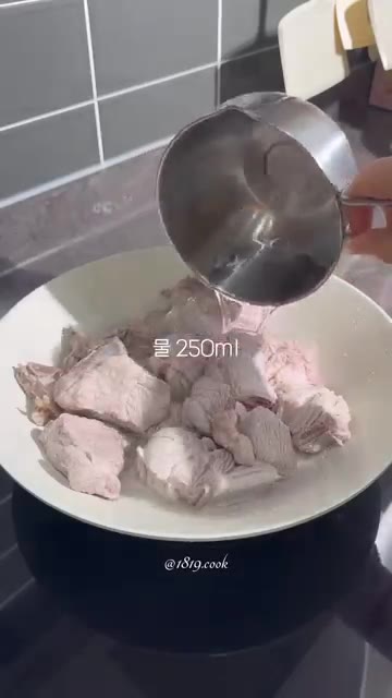 팬에 물 250ml, 간장 120ml를 넣습니다. — 초간단 돼지갈비찜 레시피