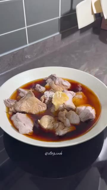 다진 마늘 1T를 넣습니다. 흑설탕 1T를 넣습니다. 다진 생강 0… — 초간단 돼지갈비찜 레시피