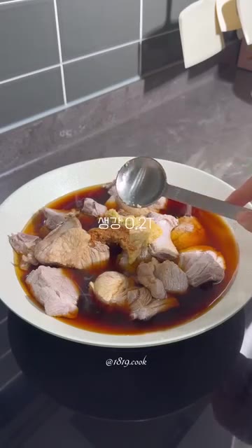 물엿 1T와 맛술 2T를 넣습니다. — 초간단 돼지갈비찜 레시피