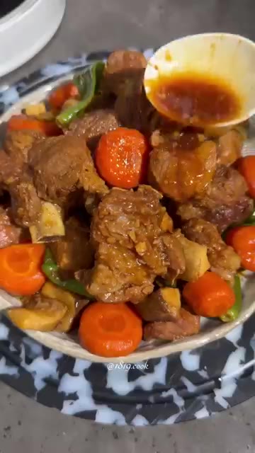 참기름을 약간 두르고 마무리합니다. 맛있게 드세요! — 초간단 돼지갈비찜 레시피