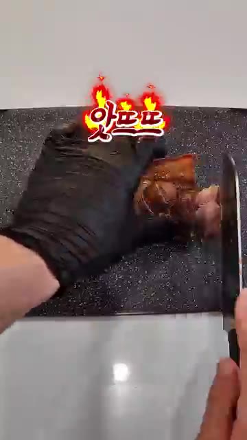 잘 익은 고기를 도마에 올려 먹기 좋은 크기로 썰어준다. — 족발인가 수육인가? 간장 수육 레시피
