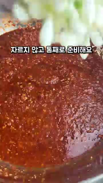 물을 조금씩 넣어가며 양념장을 잘 섞어줍니다. — 5분 만에 끝내는 초간단 파김치 & 콩국수