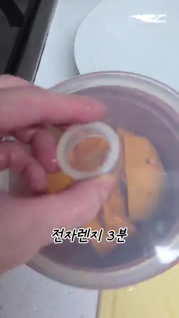 단호박은 전자레인지에 3분 돌려 으깨주세요. — 아기 단호박 닭고기 리조또