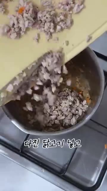 다진 닭고기를 냄비에 넣고 볶아주세요. — 아기 단호박 닭고기 리조또