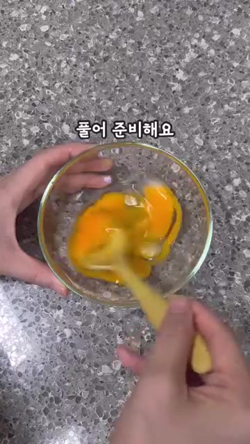 국물이 끓어오르면 콩나물을 넣는다. — 시원하고 맛있는 5분 콩나물달걀국 레시피
