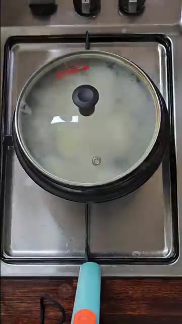 참치액과 새우젓으로 간을 하고 뚜껑을 닫아 중불에서 10분간 푹 끓… — 영양소 풍부한 굴과 감기예방에 좋은 무를 듬뿍 넣은 굴국밥