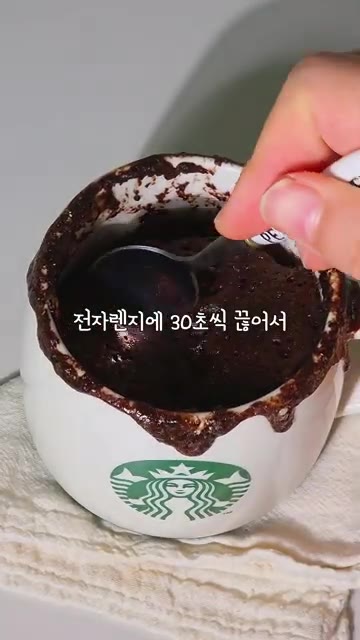 마지막에 브라운치즈를 갈아 올려주면 컵 하나로 만든 초코빵이 완성됩니다. — 컵 하나로 초코빵 만들기 레시피