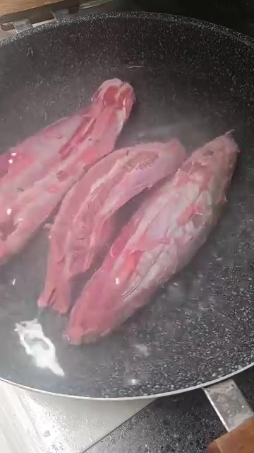 끓는 물에 아롱사태를 넣고 살짝 데쳐줍니다. 이렇게 하면 핏물을 따… — 우리 엄마 초간단 요리 아롱사태 수육!