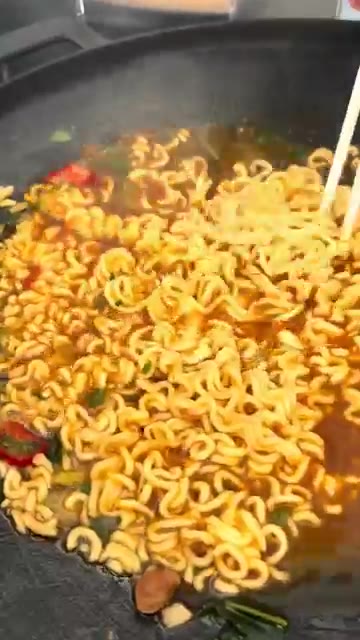 볶음밥 위에 깻잎과 김가루를 뿌려준다. — 캠핑 쭈꾸미 볶음밥 & 라면