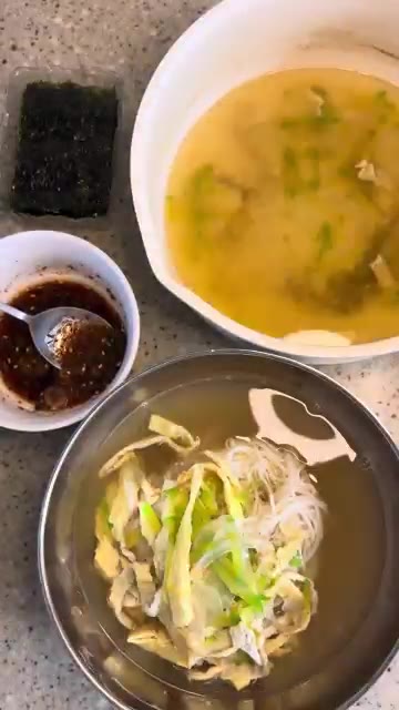 그릇에 소면을 담고 준비한 육수를 붓습니다. 채 썬 양파, 애호박,… — 코인육수로 만드는 초간단 잔치국수 레시피