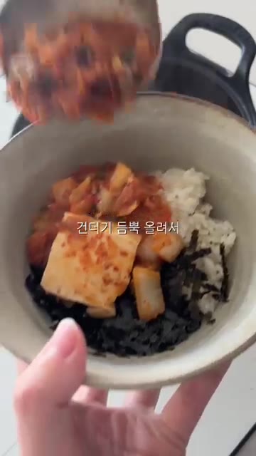 취향에 따라 두부를 넣고 한소끔 더 끓인다. — 새마을식당 7분 김치찌개 레시피