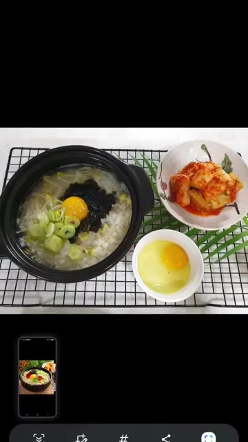 냄비에 콩나물과 물을 넣고 끓인다. — 콩나물국밥