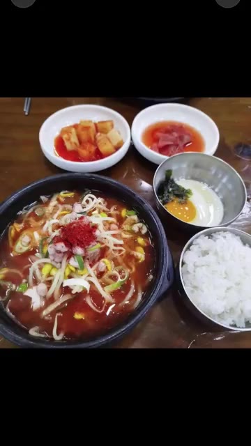 쌀과 대파를 넣고 한소끔 더 끓인다. — 콩나물국밥