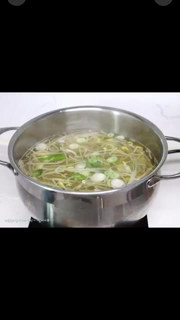 그릇에 밥을 담고 끓인 콩나물국을 부어준다. — 콩나물국밥