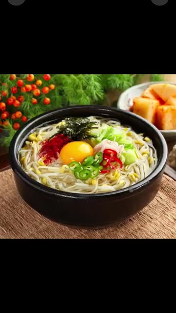계란, 김치, 고춧가루를 고명으로 올려 완성한다. — 콩나물국밥