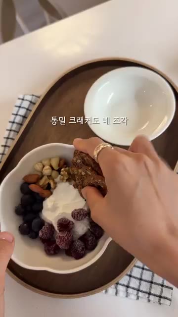 삶은 계란 1개를 반으로 잘라 올린다. — 1학년 초딩 아침 식단 추천