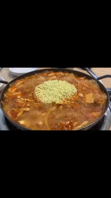 테이블에 놓인 부대찌개를 끓인다. — 김뚜껑 부대찌개 검단 아라점