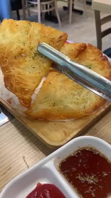 라면사리를 넣고 익힌다. — 김뚜껑 부대찌개 검단 아라점