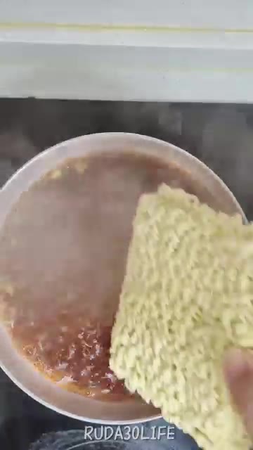 물이 끓으면 면을 넣는다. — 예쁘지 않아도 괜찮은 30대 자취 일상: 퇴근 후 저녁