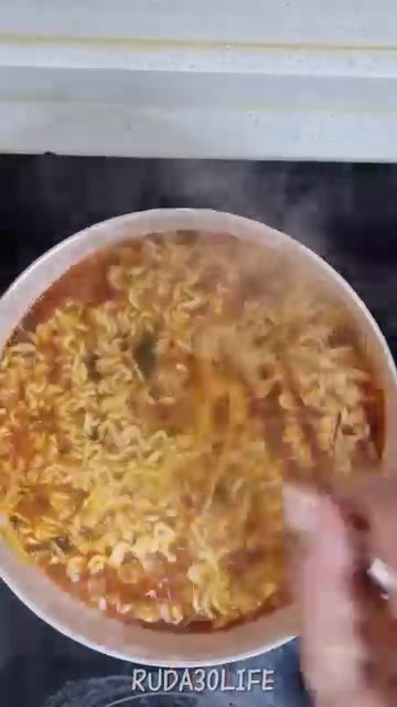 계란을 넣고 익힌다. 언제 먹어도 맛있는 라면 — 예쁘지 않아도 괜찮은 30대 자취 일상: 퇴근 후 저녁