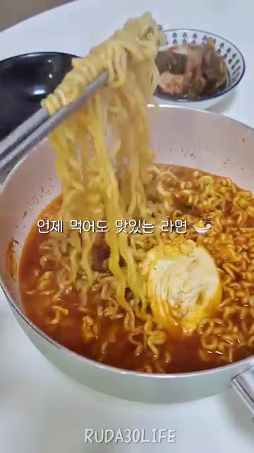 라면을 건져 그릇에 담는다. — 예쁘지 않아도 괜찮은 30대 자취 일상: 퇴근 후 저녁