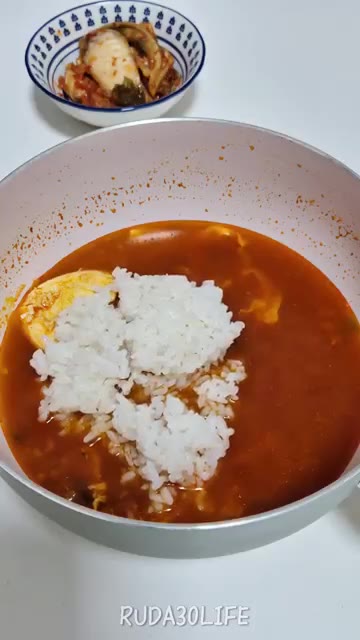 밥을 국물에 말아 먹는다. — 예쁘지 않아도 괜찮은 30대 자취 일상: 퇴근 후 저녁