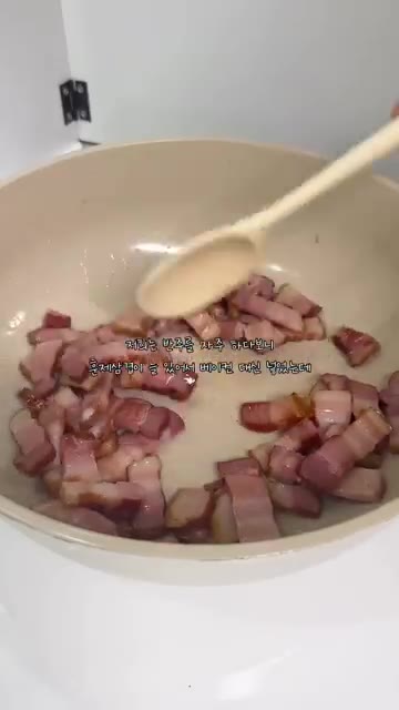 팬에 훈제삼겹을 넣고 바싹 익을 때까지 볶다가 다진 마늘을 넣고 함… — 청양 크림 리조또 레시피