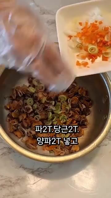 볼에 자숙 꼬막살 500g을 넣고 간장 2큰술을 넣어 버무려 줍니다. — 새꼬막무침 황금레시피