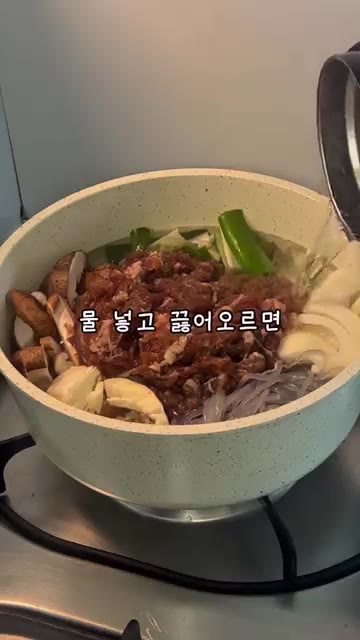 제일 중요한 양념 소불고기를 가운데에 넣어주세요. — 양념 소불고기로 만드는 초간단 소불고기 전골