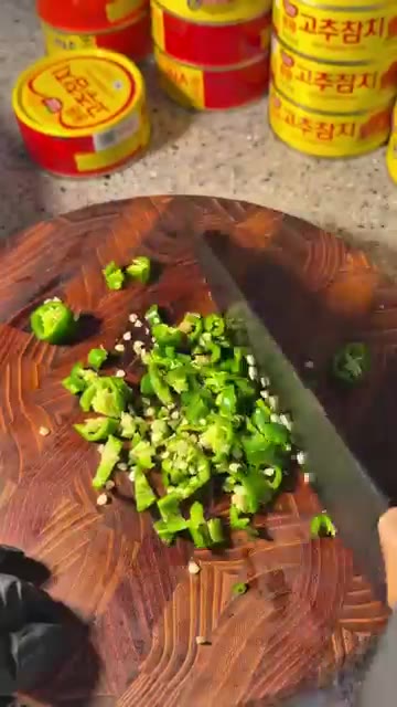 양파와 청양고추를 잘게 다져줍니다. — 초간단 참치쌈장 레시피