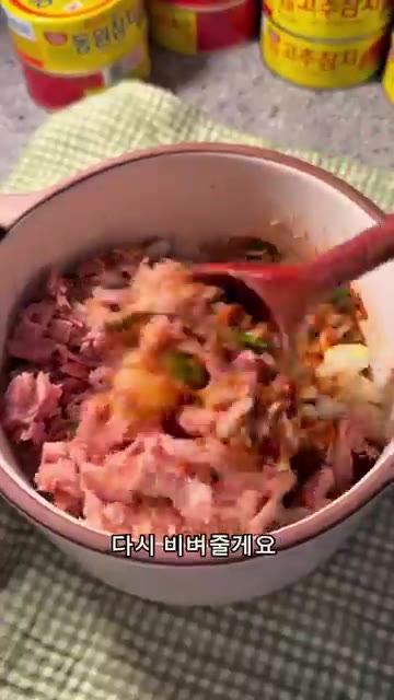 참치캔의 기름을 빼고 양념에 넣어 섞어줍니다. — 초간단 참치쌈장 레시피