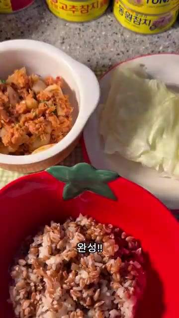 밥 위에 참치쌈장과 양배추 잎을 올려 싸 먹습니다. — 초간단 참치쌈장 레시피