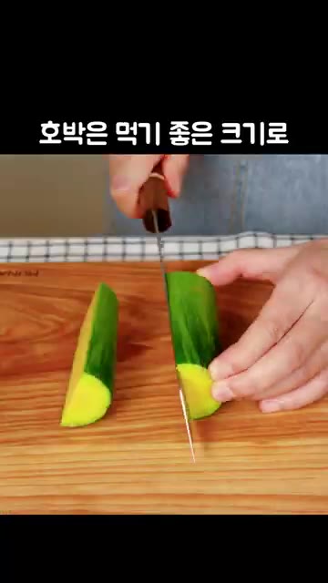 감자와 양파는 깍둑썰기하고, 애호박은 먹기 좋은 크기로 썰어 준비합니다. — 참치캔 감자짜글이 🥘 밥도둑 비법 양념장 ✨