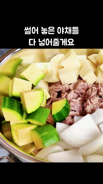 냄비에 기름까지 넣은 참치와 썰어 놓은 감자, 양파, 애호박을 모두… — 참치캔 감자짜글이 🥘 밥도둑 비법 양념장 ✨