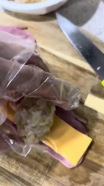 베이컨 위에 치즈를 올리고, 동그랗게 뭉친 밥을 올려 베이컨으로 돌… — 베이컨 치즈 말이 오마카세 만들기