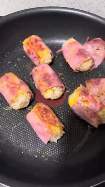 말아둔 베이컨 치즈말이를 팬에 올리고 노릇하게 구워주세요. — 베이컨 치즈 말이 오마카세 만들기