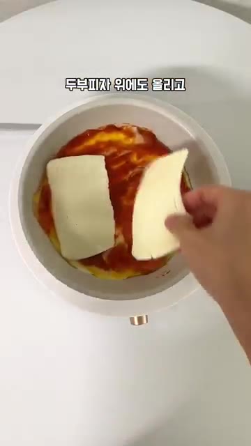 계란 요리 위에 치즈를 올린다. — 1kg 1만원대 100% 자연치즈 활용 레시피