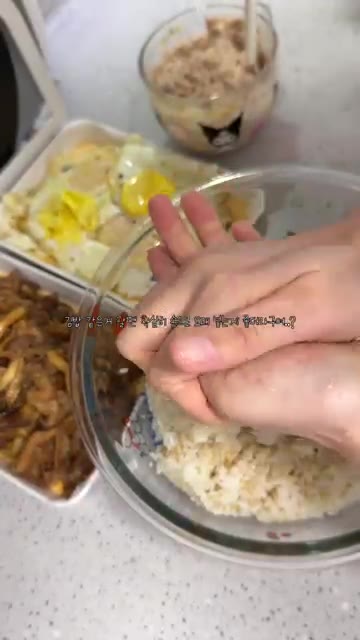 볼에 참치 통조림을 넣고 마요네즈와 후추를 넣어 잘 섞어 참치마요를… — 🍙🍔🤔 #집밥 #레시피 #food #delicious #밀프렙 #간단레시피 #cooking #간단요리 #요리 #밀프랩 #음식 #현실집밥 #yummy #도시락