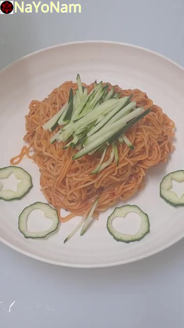 채 썬 오이와 방울토마토를 보기 좋게 올린다. — 매콤달콤 비빔국수 만들기