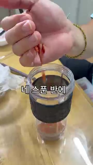 설탕 네 스푼 반과 후추를 살짝 넣습니다. — 쌀떡파를 위한 엽떡 레시피