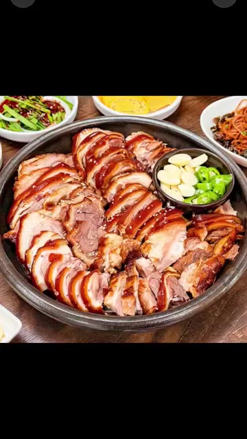 돼지 앞다리를 깨끗하게 손질하고 핏물을 제거한다. 냄비에 돼지 앞다… — 집에서 족발 삶는 법