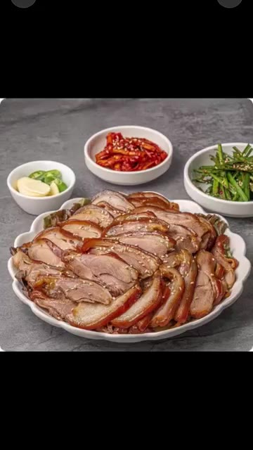 센 불에서 끓이다가 끓어오르면 중불로 줄여 1시간 동안 삶는다. — 집에서 족발 삶는 법