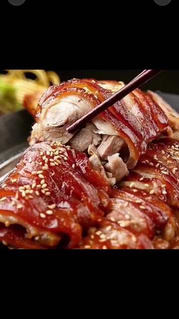 새우젓, 쌈장, 겉절이 김치 등 곁들임과 함께 맛있게 즐긴다. — 집에서 족발 삶는 법