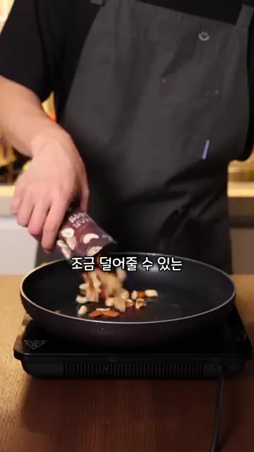메인 반찬으로는 짭짤하면서 달콤한 간장 베이스의 단백질 메뉴인 궁보… — 중국 급식은 맛있을까?